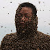 Apicultor veste 'roupa' de 45 kg feita de 460 mil abelhas na China