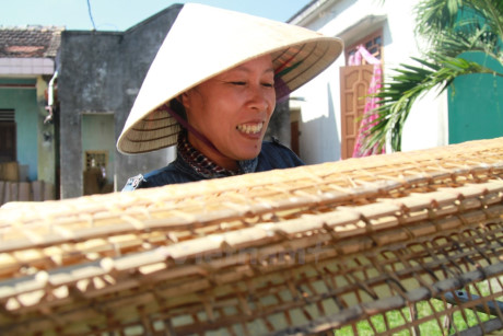 Xem nguoi dan Quang Binh trang banh da giua cai nang nhu do lua - Anh 3