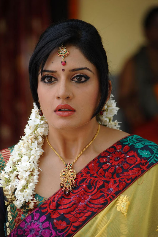 Vimala Raman Cute Saree Photos In Kulumanali Movie Stills Photoshoot images