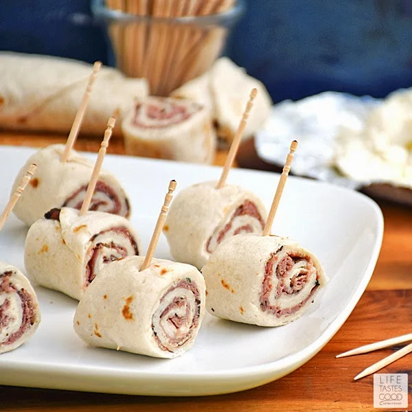 Garlic Roast Beef Pinwheels | by Life Tastes Good make a tasty appetizer that is quick and easy too. It only takes about 5-10 minutes to put these together, and they can be made up ahead of time! It doesn't get much better than that for quick and easy party food!