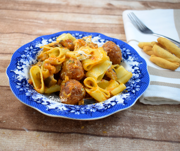 Calamarata con Berenjenas y Albóndigas de Pan Calamarata con Berenjenas y Albóndigas de Pan