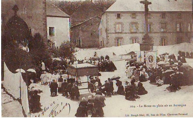 CPA Auvergne la messe en plein air