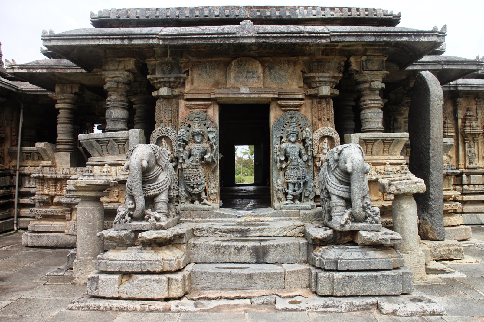 Temple has been. Храм Хойсала. Хойсала. Наги в архитектуре Индии. Nagaya (Architecture).