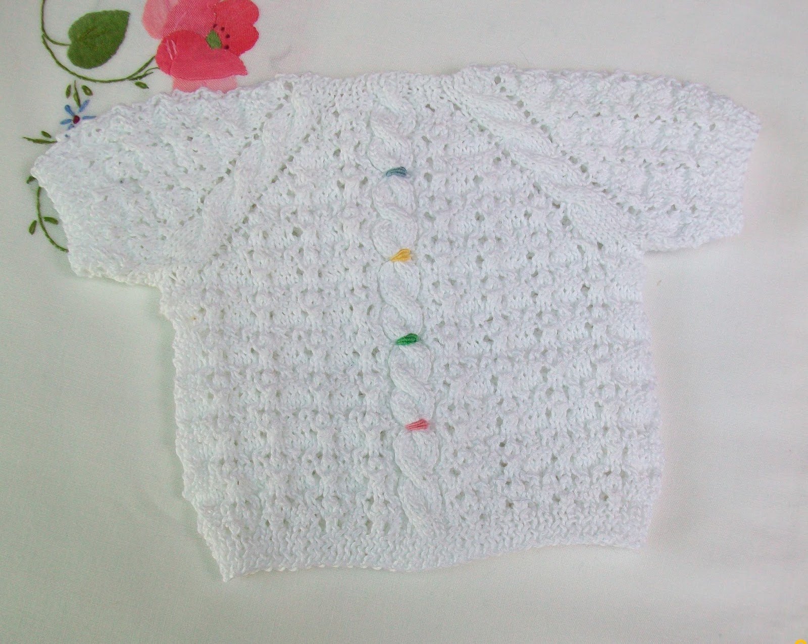 Blog Abuela Encarna: JERSEY DE BEBÉ DE POSTURA MANGA CORTA TEJIDO A MANO EN HILO DE COLOR BLANCO PUNTO FANTASÍA Y OCHITOS