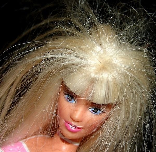 Barbie CORTA CABELO e faz MAQUIAGEM DE VERDADE no Salão de Beleza! Salon  HairCut Real Make 