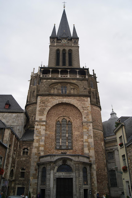 Kirchturm des Aachener Doms mit Hauptportal