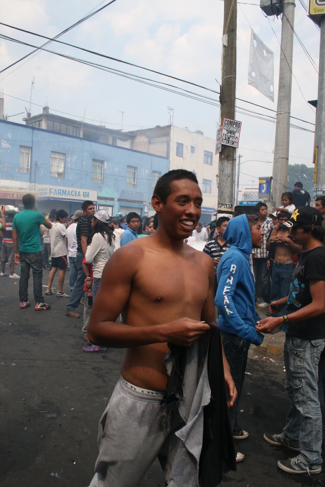 Imágenes masculinas en las calles de México.: Má y más chacales mojados