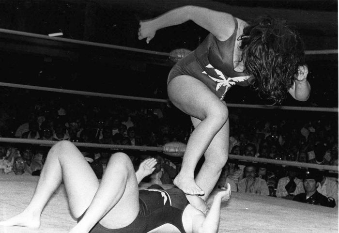 Womens Pro Wrestling: Barefoot Women Wrestlers