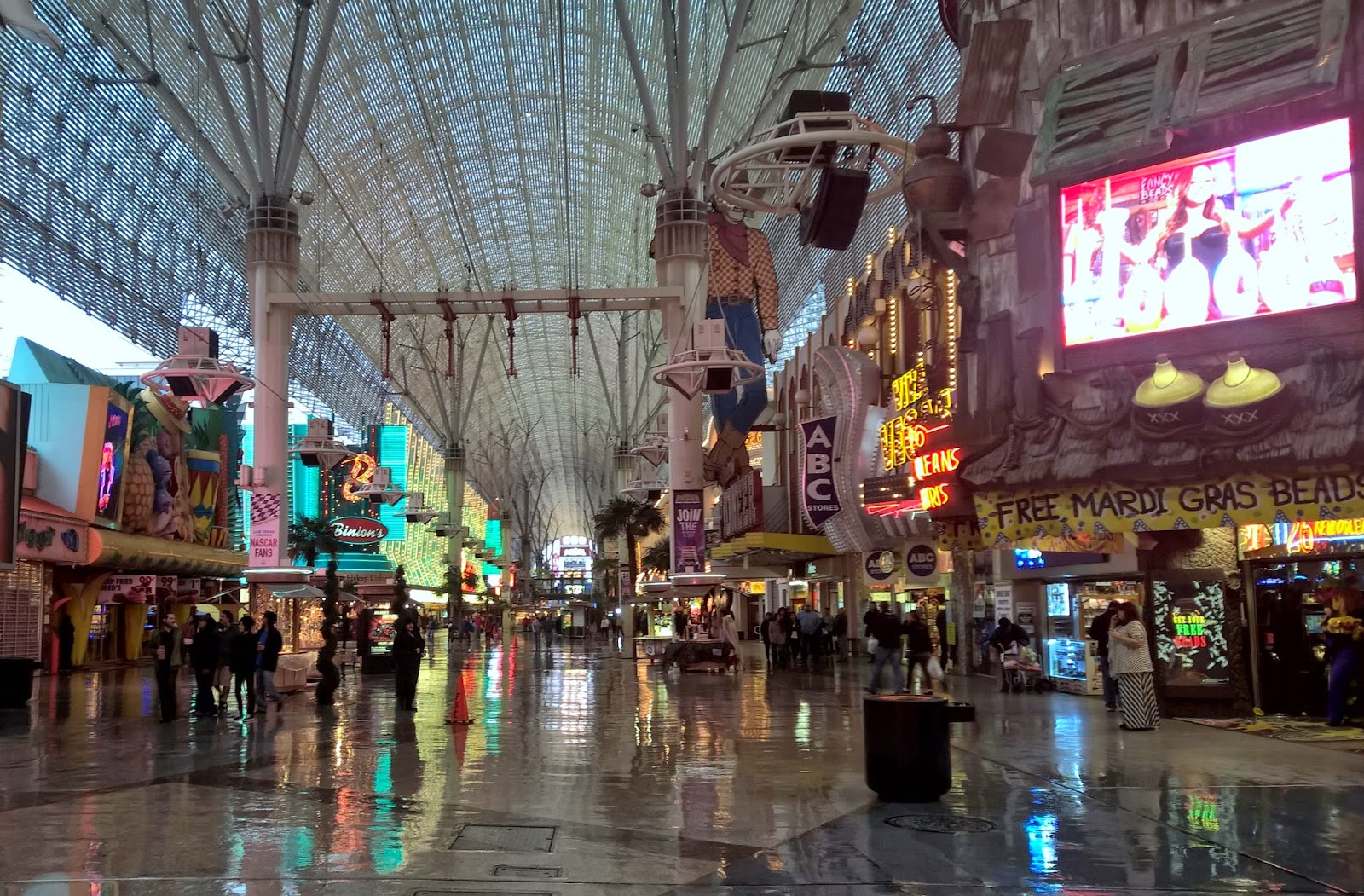 Goza's Wanderings and Wonderings Fremont Street Experience and "Hey Joe's"