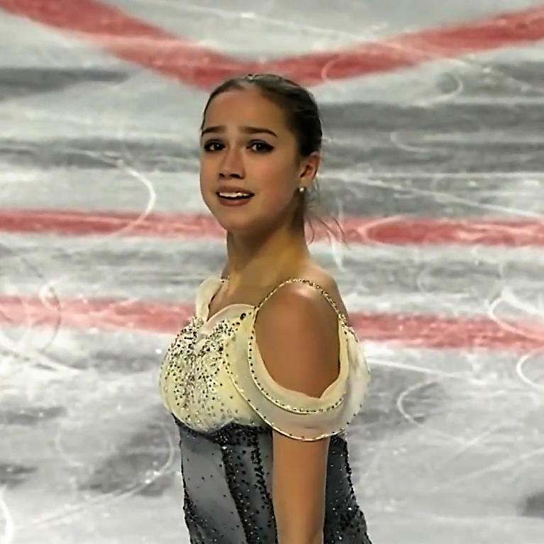 видеоролик алины. загитову лапают.