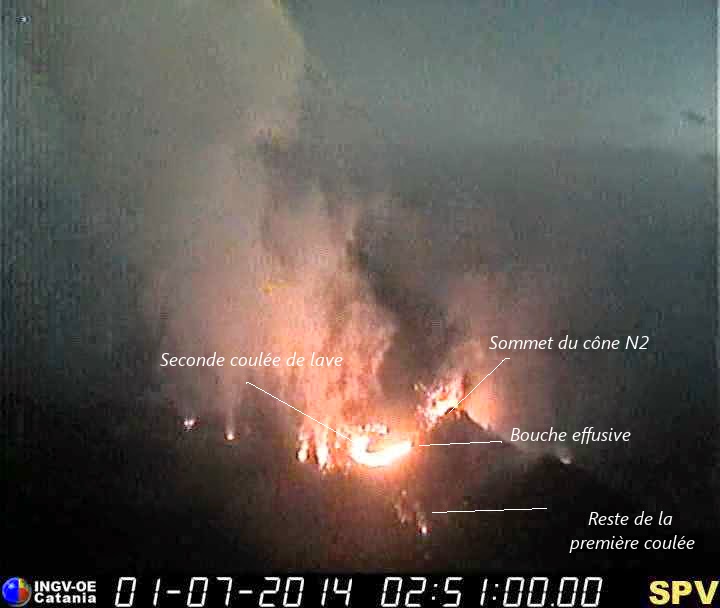 Nouvelle coulée de lave sur le volcan Stromboli, vue de jour 01 juillet 2014
