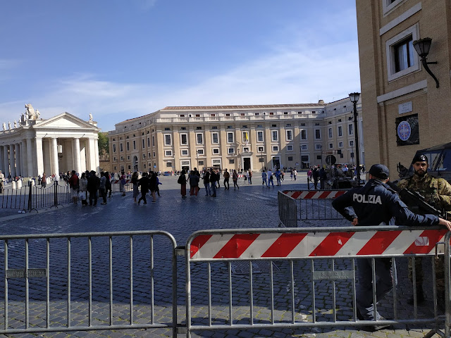 La polizia et l'armée surveillent attentivement les environs de Saint Pierre de Rome. 