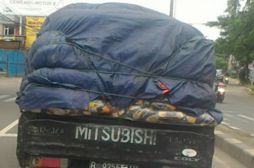 BagPacker Destination: Astaga Heboh!! Mobil Tertutup Terpal, Coba Tebak