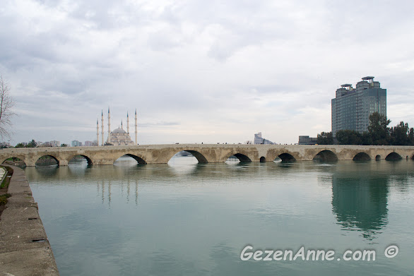 Seyhan nehri üzerindeki tarihi Taş köprü ve arkada Hilton oteli ve Sabancı cami, Adana