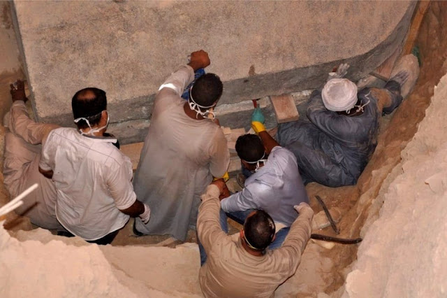 Peti Raksasa Zaman Fir`aun Dibuka Arkeolog Mesir, Baunya Busuk Isinya Ngeri
