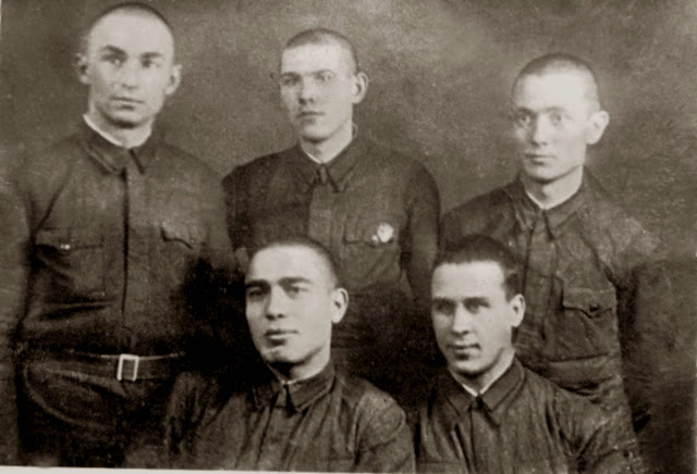 Призывники РККА из Адыгеи. Сидят слева направо: Мос Заремук, Сагид Непшекуев. Стоят слева направо: Александр Беркун, Алексей Пилипенко, Малич Аутлев. Город Владимир, 1939 год. Адыгея, Адыги, Аутлев Малич Гайсович, ВОВ, История, История Адыгеи, История Кубани, История СССР,