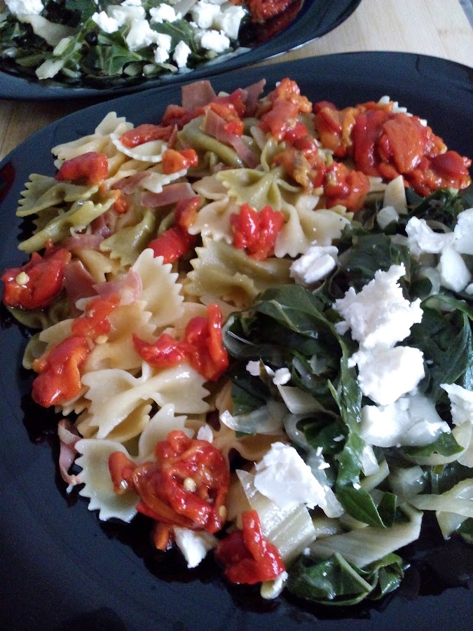 Ensalada templada con verduras de temporada y pimientos en conserva.