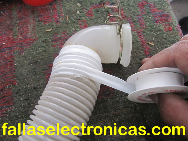 Lavadora pierde agua por abajo | Fallaselectronicas.com