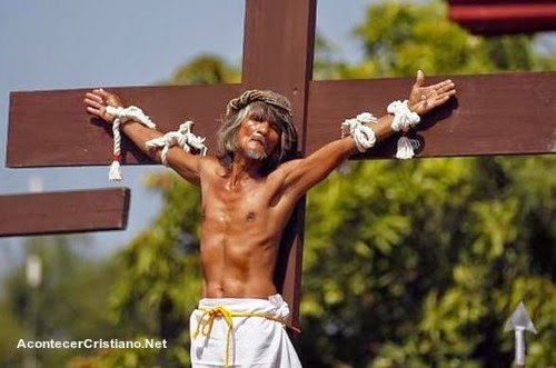Hombre crucificado de verdad