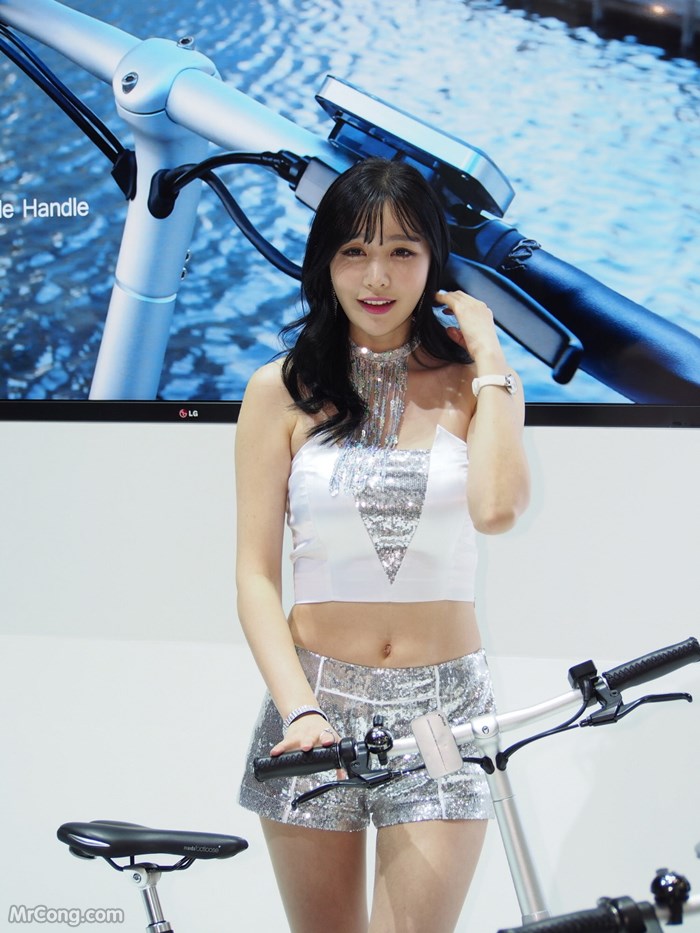 Beautiful Hong Ji Yeon at the 2017 Seoul Motor Show (146 pictures) photo 4-9