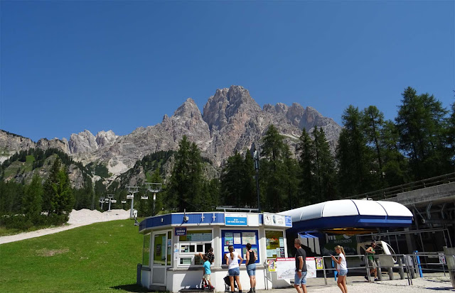 Kasse der Talstation Rio Gere, Urlauber , Sessellift zum Monte Cristallo