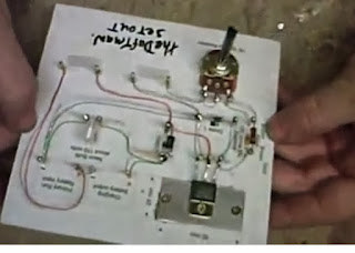 Un montaje improvisado sin la necesidad de una plaqueta, los componentes fueron interconectados utilizando cableado sobre una plancha de plastico