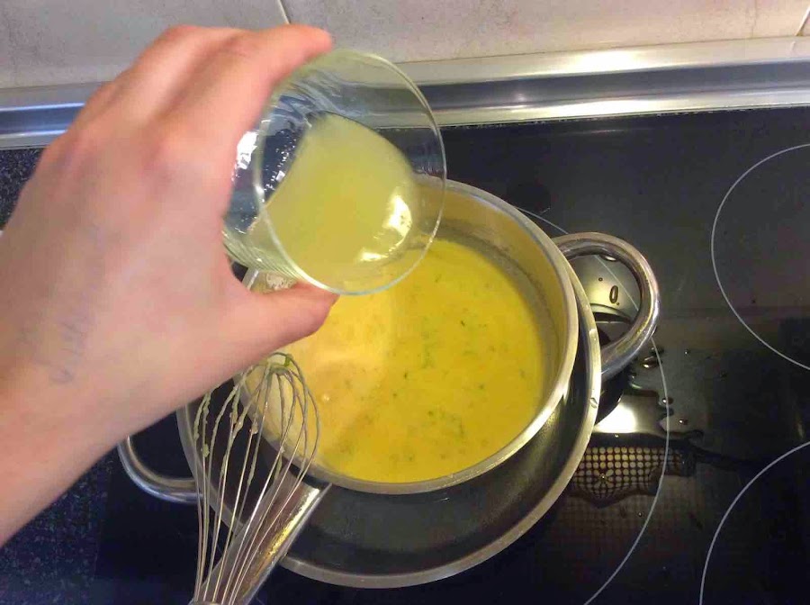 A la mezcla se añade el zumo de lima