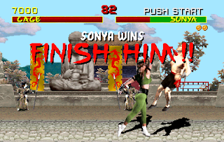 Captura del arcade Mortal Kombat. Muestra el momento del fatality de Sonya a Cage con el texto: Finish Him!!