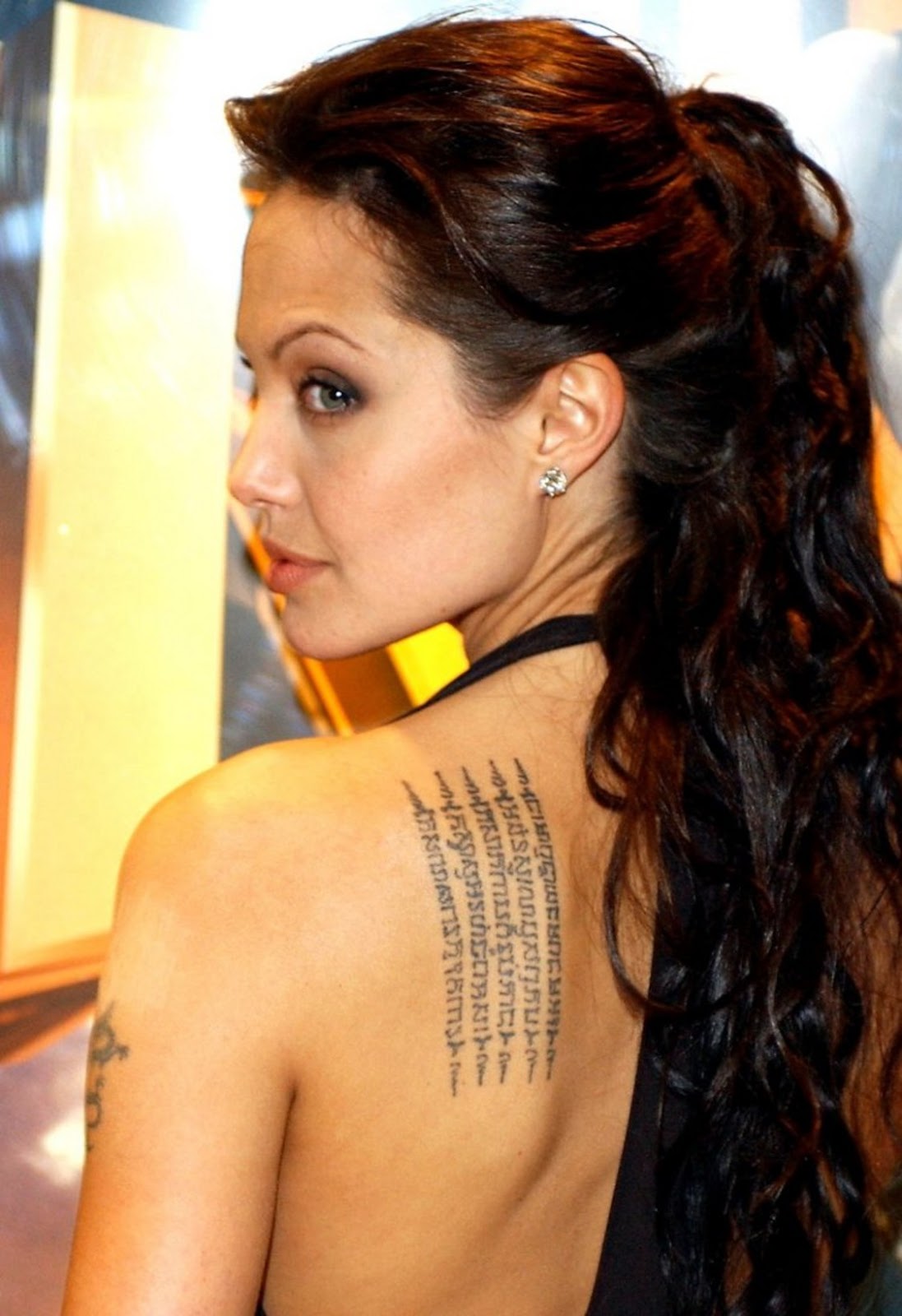 http://2.bp.blogspot.com/-SHOml1fHrok/UH5rpHuwCnI/AAAAAAAAGqI/icwtiBSaRl0/s1600/Angelina-Jolie-Tattoos-2012.jpg