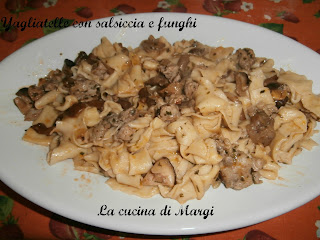 tagliatelle con salsiccia e funghi