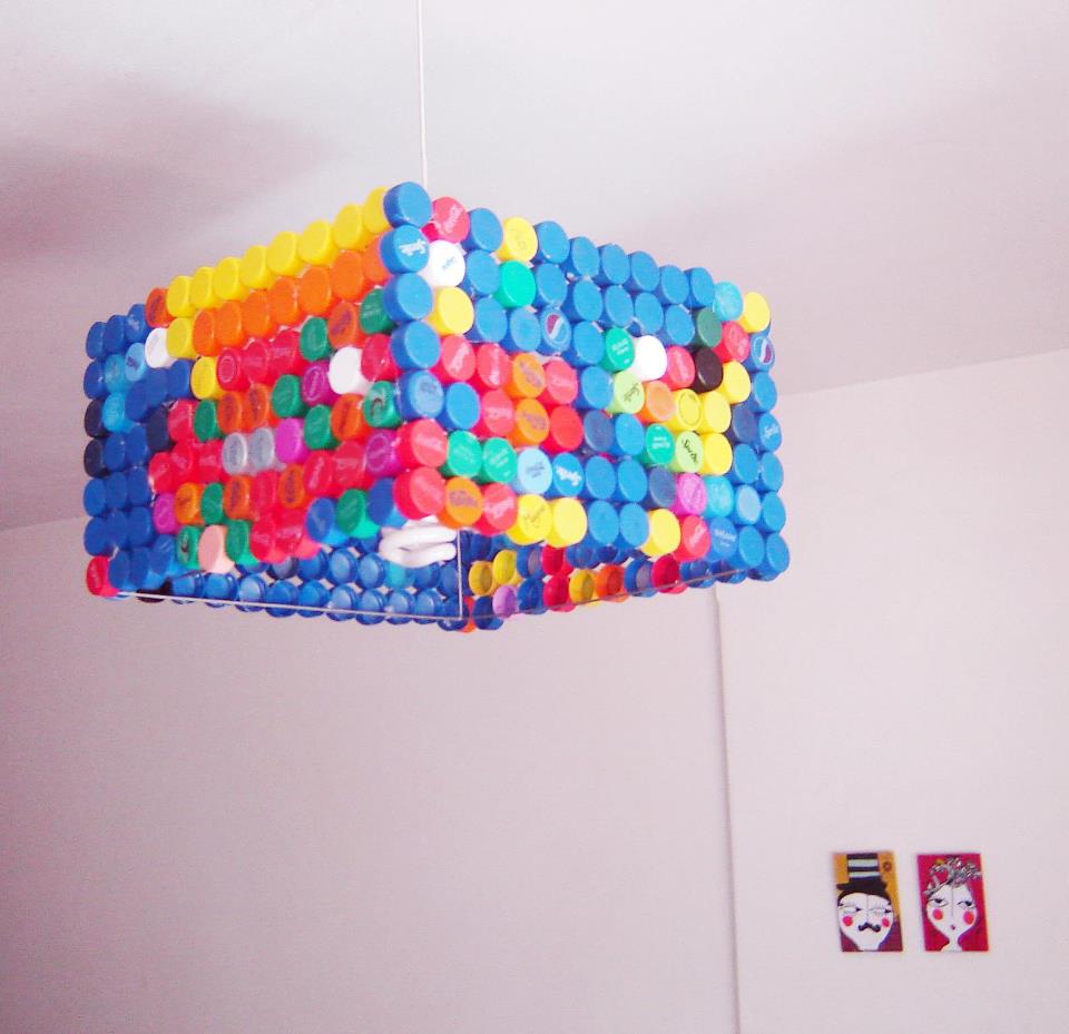 Lámpara reciclada con tapitas de botellas | Construccion y Manualidades