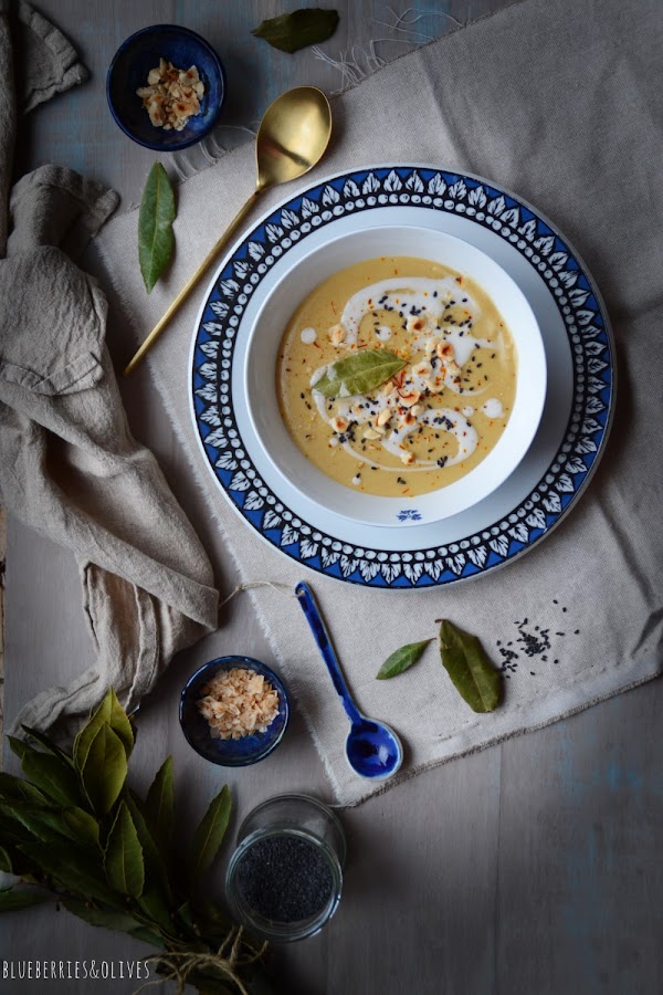 PLATO DE SOPA CREMA, HOJAS DE LAUREL, ESCAMAS DE SAL Y SÉSAMO NEGRO