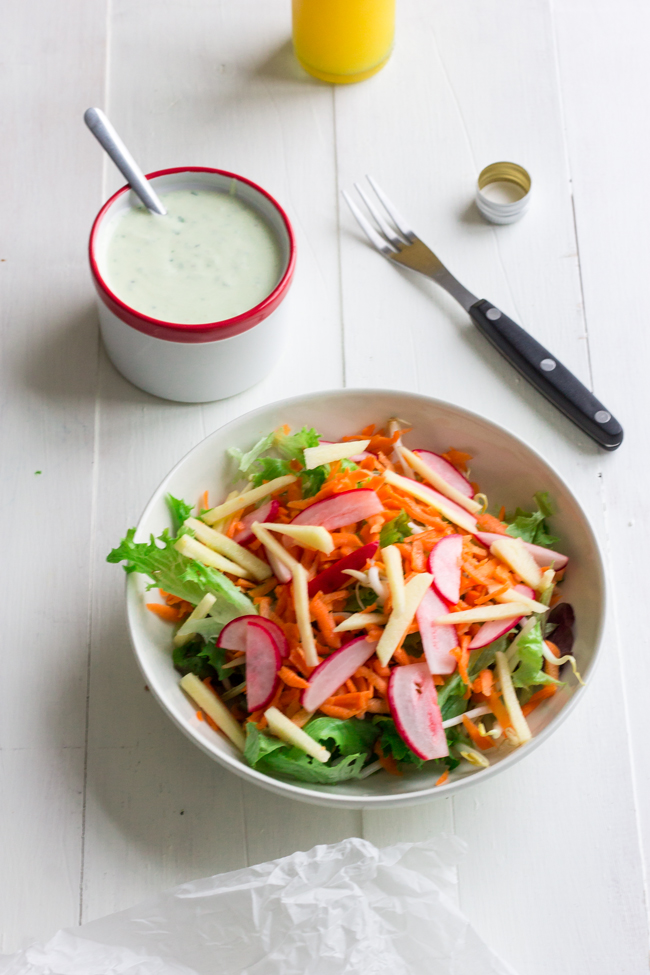 Ensalada con rabanitos, zanahoria, manzana y salsa de yogurt y cebollino - Anthony Bourdain (Cooking the Chef)