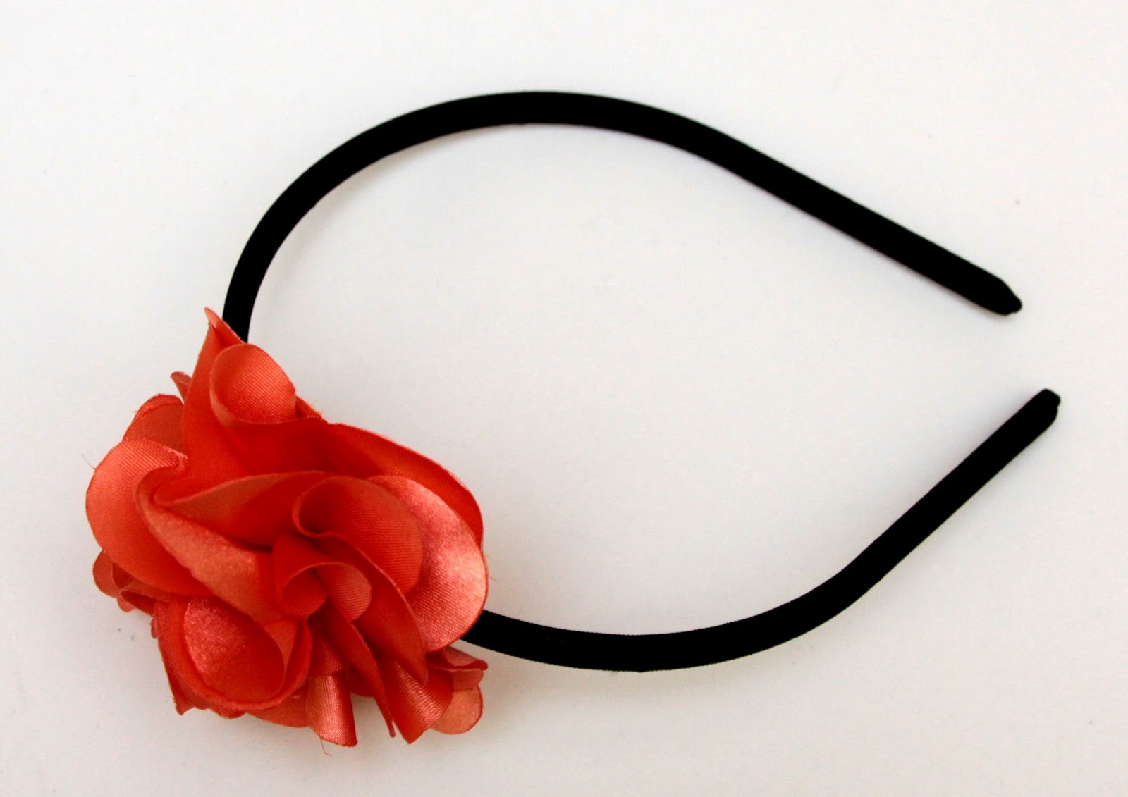 Maria Girafa Ateliê Acessórios Tiaras com flores de tecido.