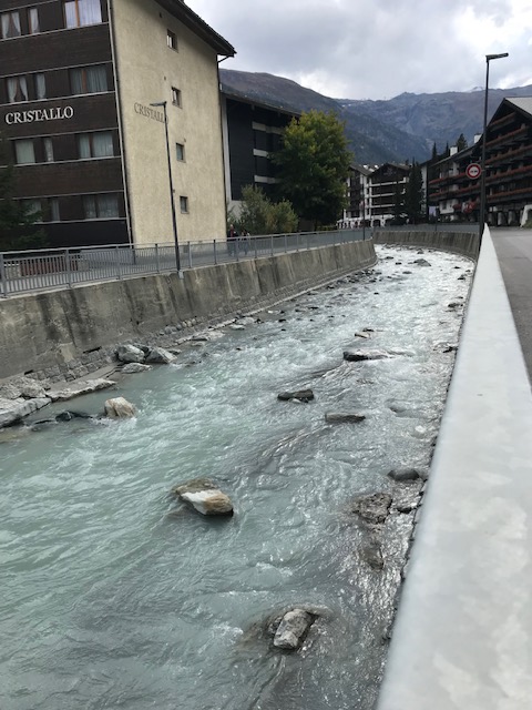 スイス・ツェルマットを流れる川