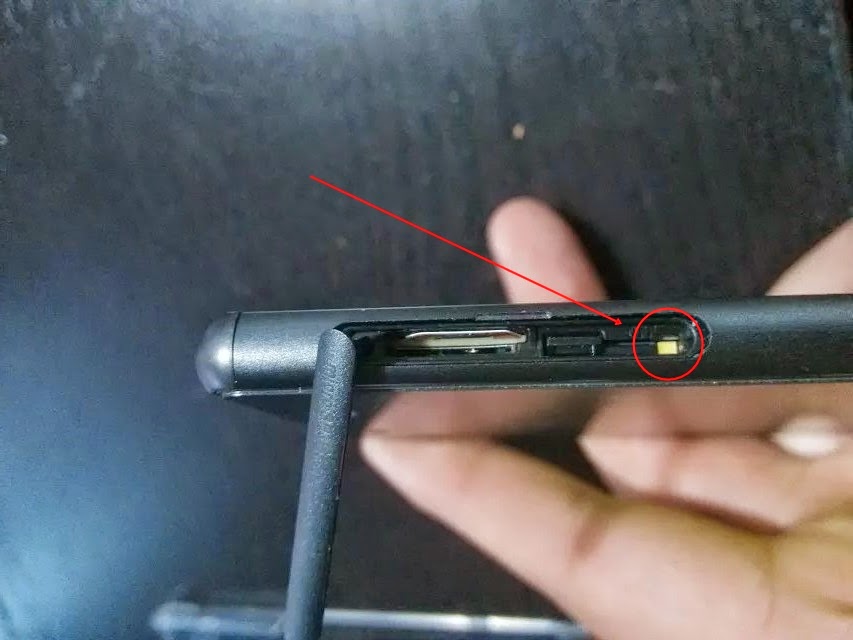 Tekan Lubang Kuning Cara Mematikan/Restart "Paksa" Smartphone Unibody