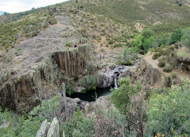 Cascada del Aljibe. Paisaje de pizarra en la cascada del Aljibe. Pueblos de Arquitectura Negra. Guadalajara