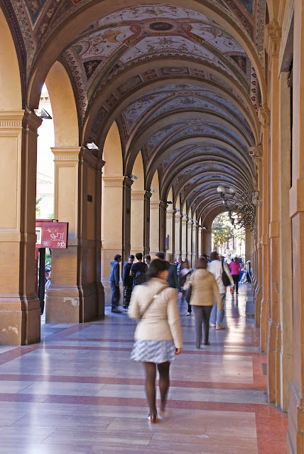 Edificios-porticados-de-Piazza-Cavour-Bolonia-Italia
