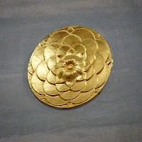 Bir mermer yüzeyde altın yaldızla boyanmış bir gülbezek