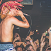 Lil Pump se irrita com hater jogando garrafa nele durante performance e abandona show