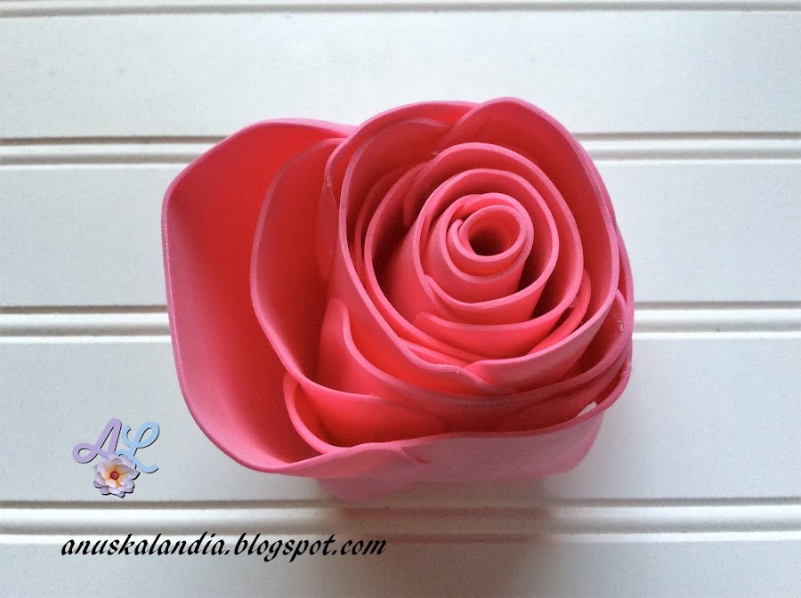 Rosa-gigante-en-goma-eva-o-foamy-18-2-pegar-espaciando-entre-pétalos-Anuskalandia