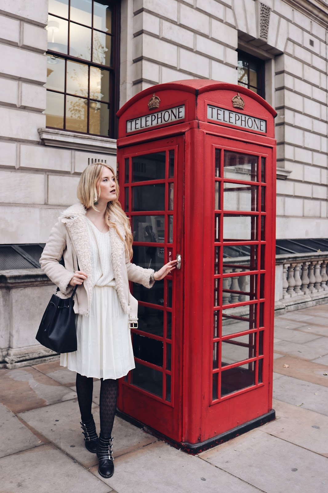Fashionblog Stuttgart: Outfit All White Gambettes Box Strumpfhose an Telefonzelle London 