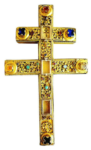 Σταυρός με τεμάχιο Τιμίου Ξύλου. 13ος αιώνας. Σήμερα ιδιοκτησία της κοινότητας Douchy-les-Mines. Αποδείχτηκε ότι προέρχεται από τη λεηλασία της Κωνσταντινούπολης το 1204.