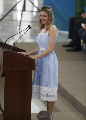 Marcela Temer vestido branco e azul em discurso