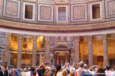 Chuva de pétalas no Pantheon