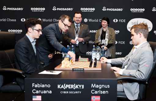 Avec les Noirs, l'Américain Fabiano Caruana a annulé face au Norvégien Magnus Carlsen dans la partie 7 du championnat du monde d'échecs - Photo © site officiel