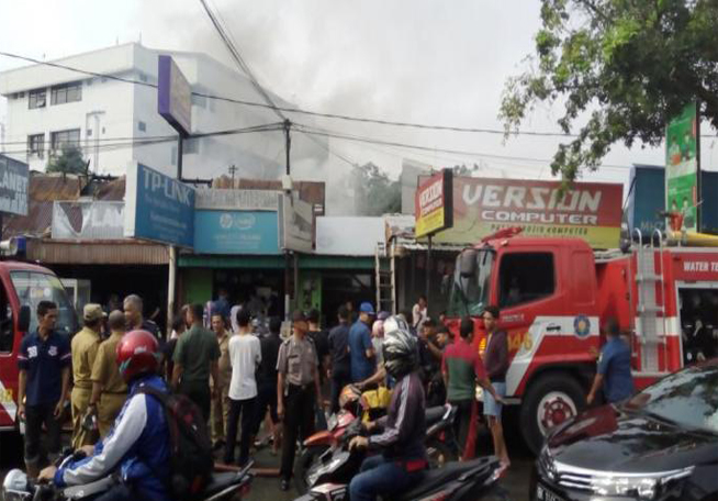 Kebakaran Besar Terjadi Di Merak Jingga, 5 Toko Komputer dan 1 Rumah