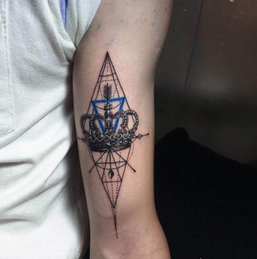 Este geométrica da coroa de tatuagem