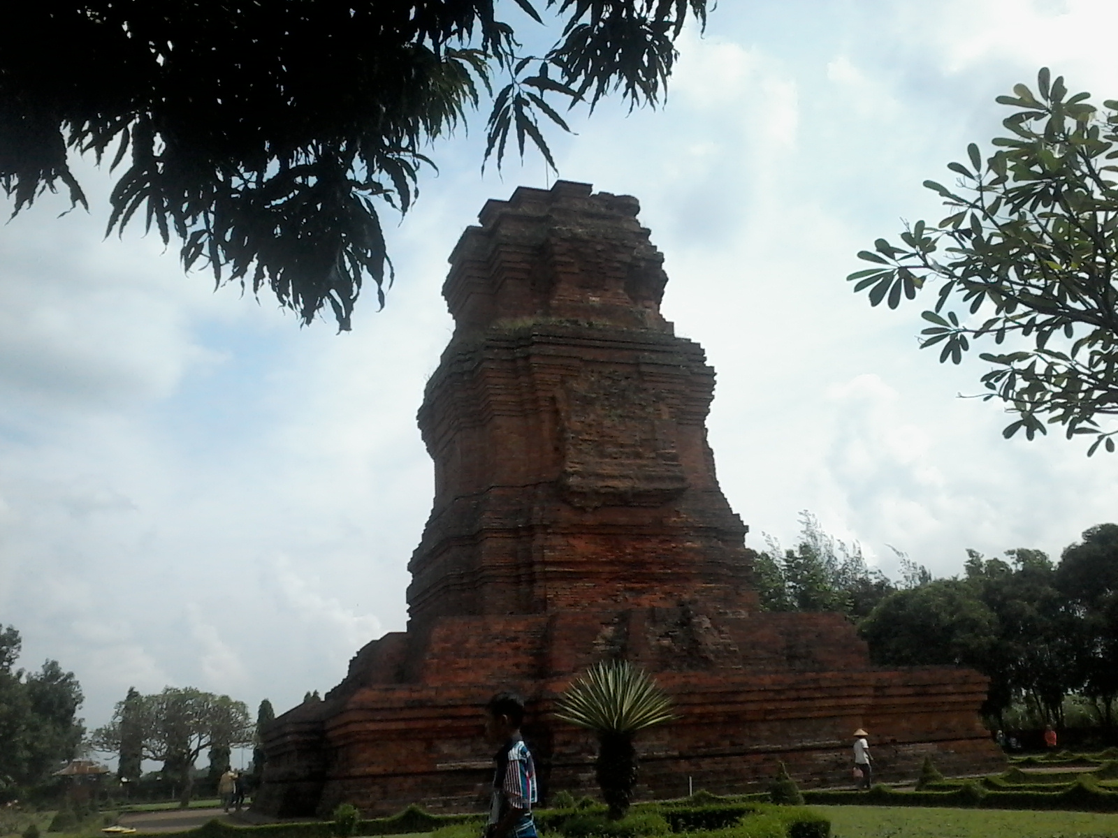 Menariknya Situs Cagar Budaya Candi Brahu di Trowulan ...