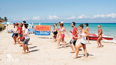 Cours de danse avec aniateur de club vacances Bravo Club à la plage